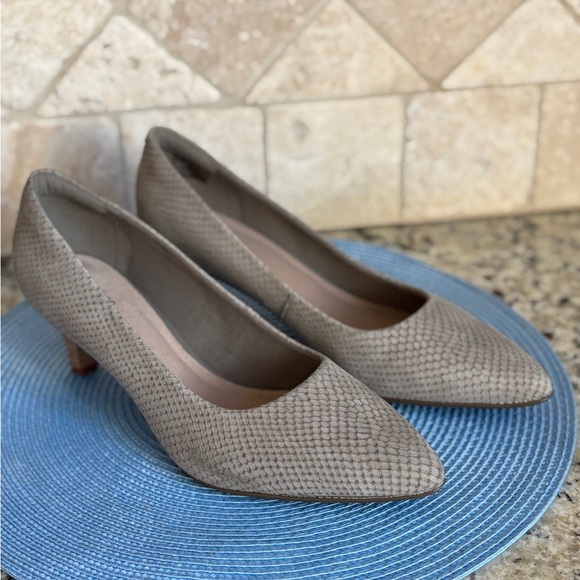 Clarks Linvale Jesica Taupe Sage Suede Women's Pointed Toe Kitten Heel Pumps - Picture 3 of 13